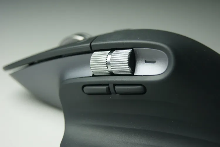 Logitech w trzeciej generacji MX Mastera ulepszył ułożenie bocznej rolki oraz dwóch przycisków funkcyjnych. Teraz korzysta się z nich jeszcze wygodniej.