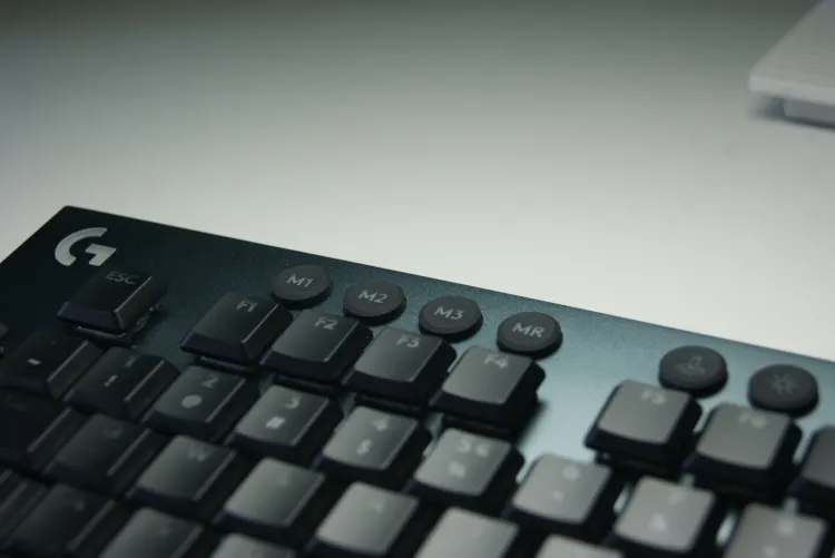 Oprócz klawiszy multimedialnych Logitech G815 umożliwia szybkie przełączanie się między trzema trybami pracy, włączenie trybu blokady klawiszy (przydatne w grach) oraz zmiany podświetlenia.