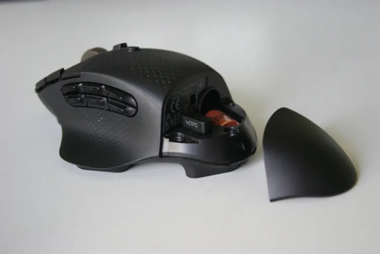 Logitech G604 zasilana jest akumulatorkiem AA i w zależności od trybu pracy wytrzymuje 240 godzin ciągłego grania lub nawet 5,5 miesiąca pracy w trybie Bluetooth. Oprócz baterii w korpusie schować można także odbiornik USB.
