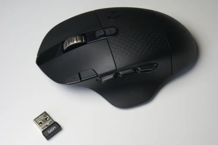 Logitech G604 posiada aż 15 programowalnych elementów sterujących, których działanie można dopasować do własnych wymagań.