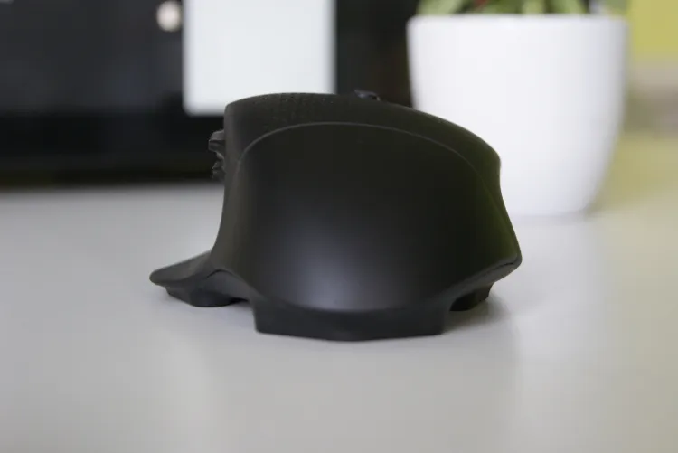 Logitech G604 zbliżona jest konstrukcyjnie do MX Mastera, chociaż posiada znacznie bardziej opływowy, "gamingowy" kształt.