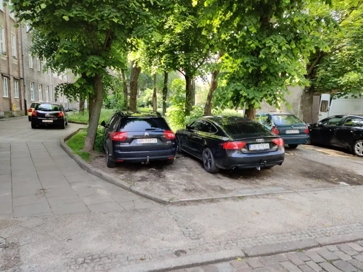 W czwartek auta turystów i osób spoza Gdańska parkowały dosłownie wszędzie.
