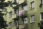 Baner Andrzeja Dudy na balkonie bloku w Gdyni Chyloni.