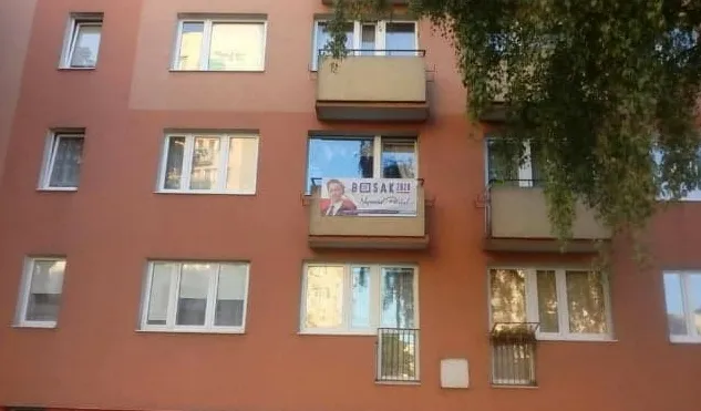 Gdynia Chylonia, balkonowy baner Krzysztofa Bosaka.