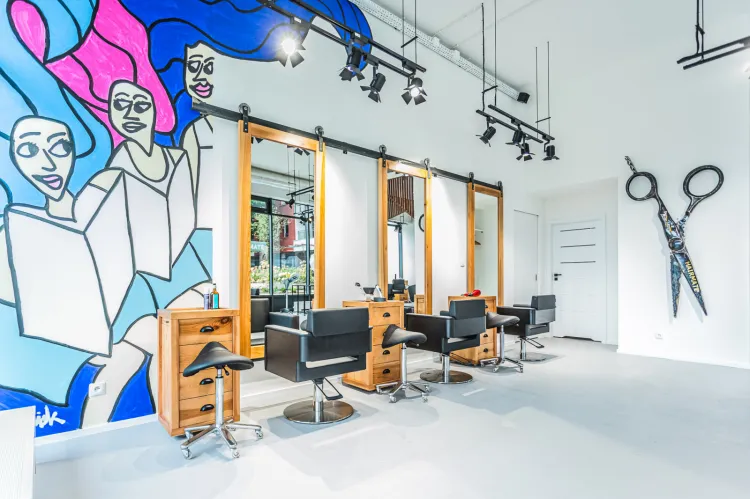 Salony Hairmate mają wyjątkowy design. W gdańskim salonie można podziwiać graffiti warszawskiego artysty, Michała Żytniaka.