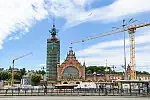 Wieża Dworca Głównego PKP w Gdańsku w trakcie remontu.