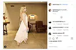 W tej stylizacji wybór Kylie Minogue padł na delikatne, złote szpilki.