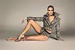 Jennifer Lopez to dla wielu kobiet ikona stylu. Buty, w których pozuje na zdjęciu, to model z jej autorskiej kolekcji stworzonej dla marki DSW. 