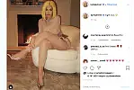 Kylie Jenner w srebrnych, błyszczących i częściowo przezroczystych szpilkach. 