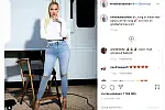 Khloe Kardashian w delikatnych, srebrnych sandałkach na szpilce.