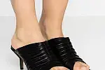 Klapki z kwadratowymi noskami Georgia Ruched Mule od 3.1. phillip Lim. Dostępne na Zalando Premium. Cena - 1266,85 zł. 