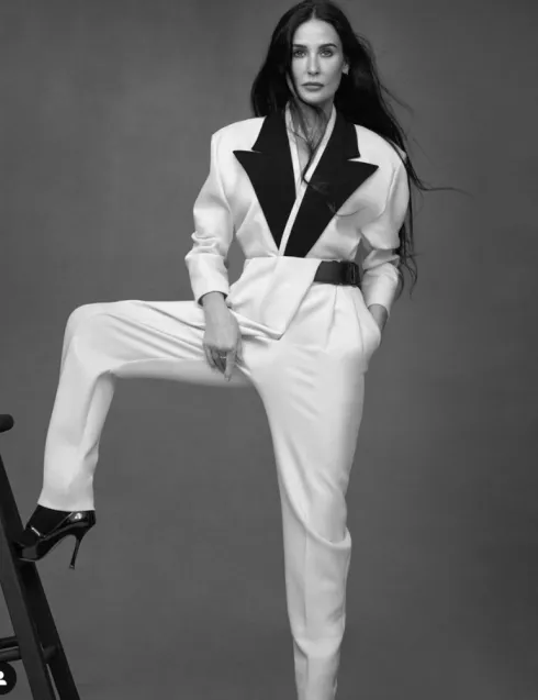 Demi Moore w czarnych, klasycznych szpilkach.