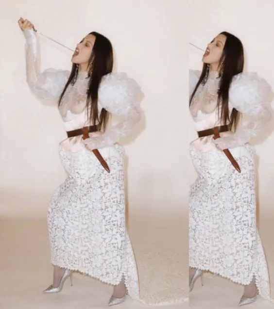 Modelka Bella Hadid w srebrnych, połyskujących szpilkach. 