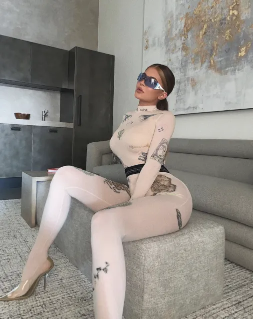 Kylie Jenner w przezroczystych szpilkach.