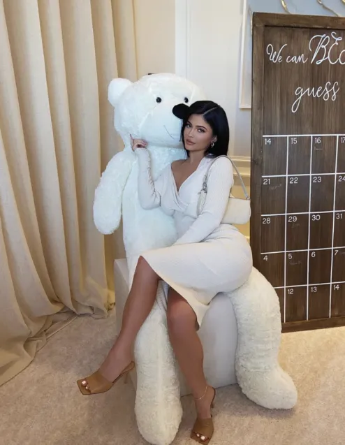 Kylie Jenner w szpilkach o geometrycznym czubku. 