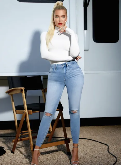 Khloe Kardashian w delikatnych, srebrnych sandałkach na szpilce.