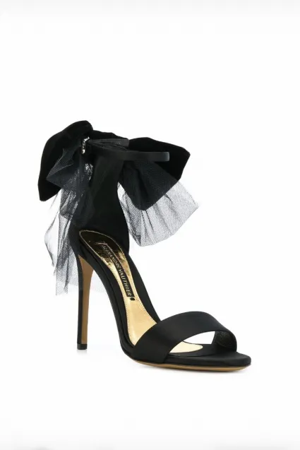 Jedwabne sandały z kokardą BOWDOWN SANDAL 2 SATIN BLACK Alexandre Vauthier. Dostępne w trójmiejskim butiku Love By Sandro. Cena - 2090 zł. 