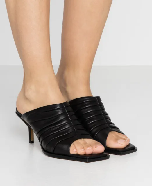 Klapki z kwadratowymi noskami Georgia Ruched Mule od 3.1. phillip Lim. Dostępne na Zalando Premium. Cena - 1266,85 zł. 