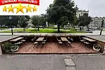 Coraz ciekawiej prezentuje się także drewniany podest przy kawiarni Ciekawa.