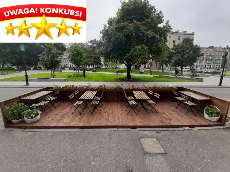 Coraz ciekawiej prezentuje się także drewniany podest przy kawiarni Ciekawa.
