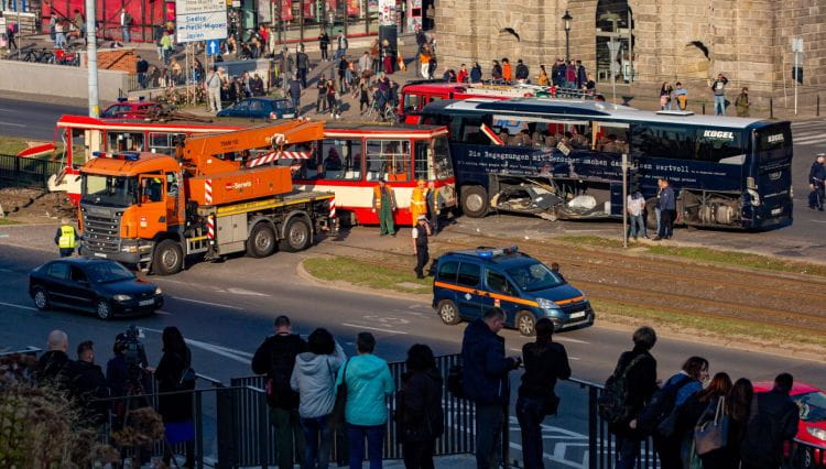 Wypadek autokaru i tramwaju na kilka godzin sparaliżował centrum Gdańska.
