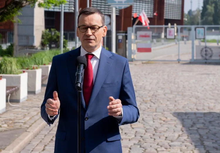 Premier pojawił się w niedzielę rano pod bramą Stoczni Gdańskiej, gdzie odbył się krótki briefing prasowy.