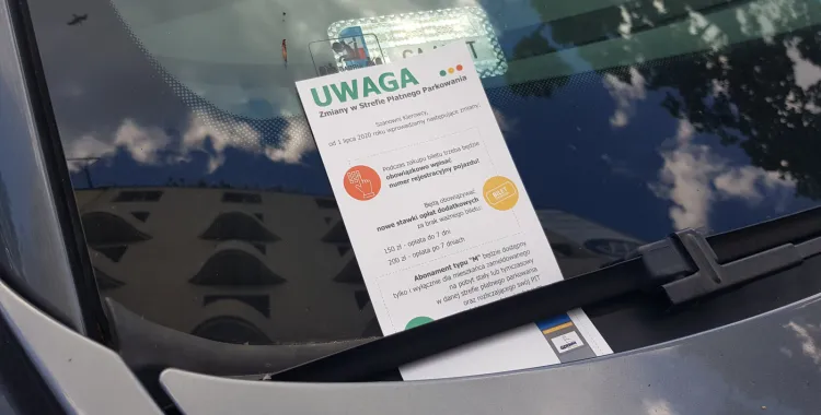 Od tygodnia kontrolerzy opłat roznoszą też ulotki z informacjami na temat zmian w parkowaniu.