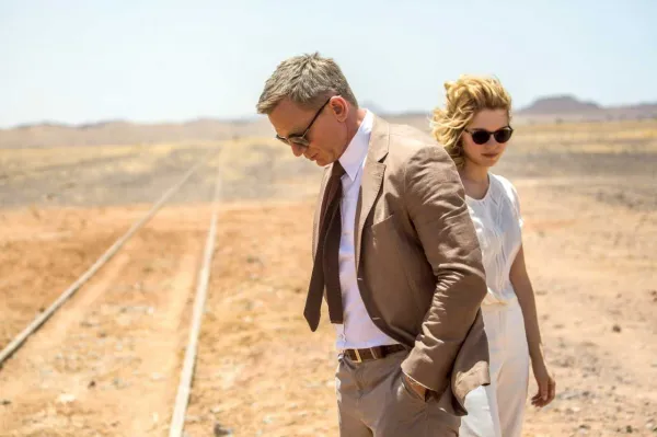 Co jeśli praca wymaga od nas podróży na Saharę? Agent 007 nie odpuszcza elegancji nawet wtedy. 