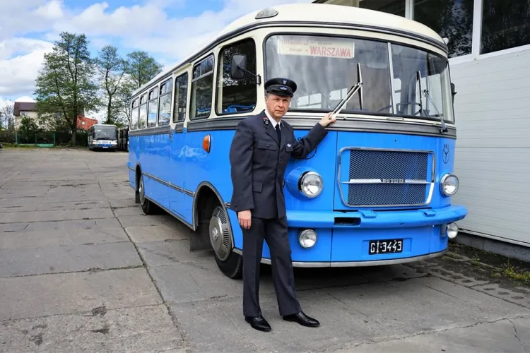 Autobus odrestaurowany przez właściciela spółek Przewozy Autobusowe GRYF i PKS Gdańsk Mariana Koteckiego jest pieczołowicie odwzorowany na stan z lat minionych i został odbudowany od postaw.