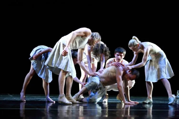 Nowa premiera Izadory Weiss to szereg etiud tanecznych. Artyści najlepiej jednak wypadają w występach solowych.