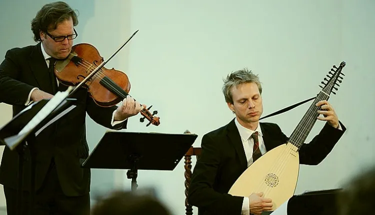 Na festiwalu można podziwiać brzmienie instrumentów barokowych, m.in. teorby, czyli lutni basowej.