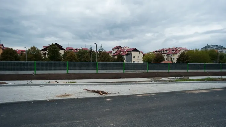Zdjęcie w kierunku Matarni wykonane z nowej nitki Trasy Słowackiego. Nieosłonięte przed hałasem budynki przy ul. Podchorążych.