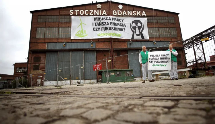W połowie lipca aktywiści Greenpeace rozwiesili na budynku hali produkcyjnej Stoczni Gdańsk transparent z hasłem &#8222;Miejsca Pracy i Tańsza Energia czy Fukushima&#8221;. Miejsce nie zostało wybrane przypadkowo. Trójmiejskie stocznie zaczynają specjalizować się w produkcji elementów farm wiatrowych. 