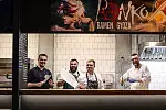 W Team Spirit zamówienia przyjmowane są przy barze, a dania każdy odbiera sam z wybranej kuchni. Można zjeść na miejscu, w jednym z dwóch ogródków przy "Monciaku" lub zabrać na wynos.