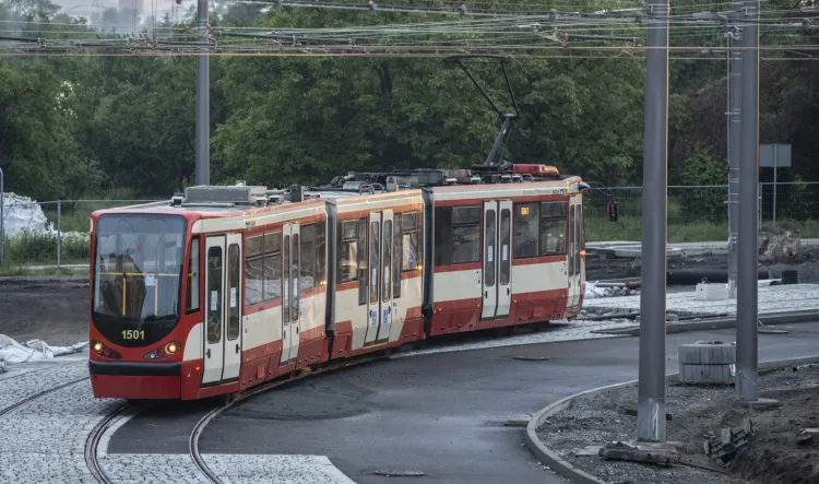 Testowe przejazdy tramwajów po modernizowanej linii pomiędzy Przeróbką a pętlą Stogi Plaża. Trwająca dwa lata przebudowa układu drogowego oraz torowego zbliża się do końca.  