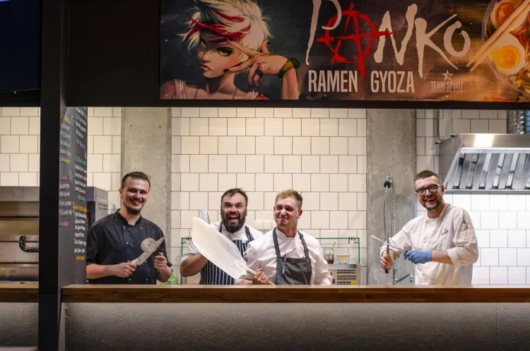 W Team Spirit zamówienia przyjmowane są przy barze, a dania każdy odbiera sam z wybranej kuchni. Można zjeść na miejscu, w jednym z dwóch ogródków przy "Monciaku" lub zabrać na wynos.