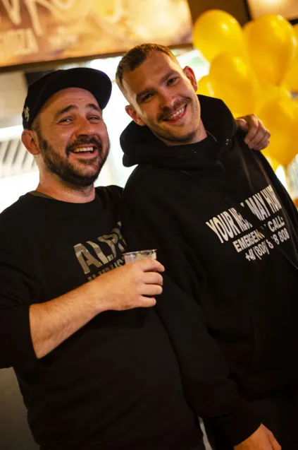 W Team Spirit zamówienia przyjmowane są przy barze, a dania każdy odbiera sam z wybranej kuchni. Można zjeść na miejscu, w jednym z dwóch ogródków przy "Monciaku" lub zabrać na wynos.