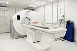 Nowa Mobilna Pracownia Tomografii Komputerowej UCMMiT powstała ze środków przeznaczonych na walkę z COVID-19, jednak korzystać z niej będą mogli wszyscy pacjenci, nie tylko ci zakażeni koronawirusem.