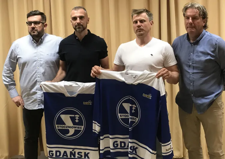 Mateusz Rompkowski (drugi od lewej) podpisał ze Stoczniowcem kontrakt aż na 5 lat. Pierwszy od lewej prezes Maciej Turnowiecki, po prawej Josef Vitek i trener Krzysztof Lehmann.