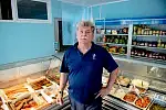 Pan Czesław od 30 lat zajmuje się rybami. Pandemia sprawiła, że w jego sklepie było mniej klientów, ale wrócili oni po chwytającym za serce wpisie na facebooku.
