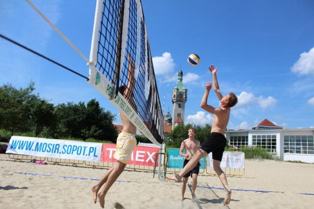 Latem często możemy trafić na mecze i turnieje siatkówki plażowej w Trójmieście.