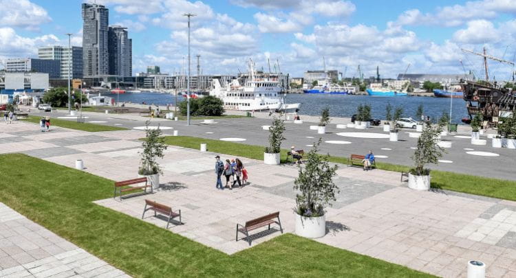 Władze Gdyni liczą, że nowa linia przyczyni się do popularności zmodernizowanego placu przed Akwarium Gdyńskim.