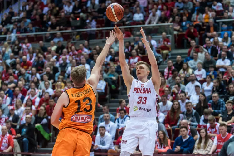 Karol Gruszecki to reprezentant Polski w koszykówce. W ubiegłym roku uczestniczył w mistrzostwach świata w Chinach, z których biało-czerwoni wrócili jako ósma drużyna globu.