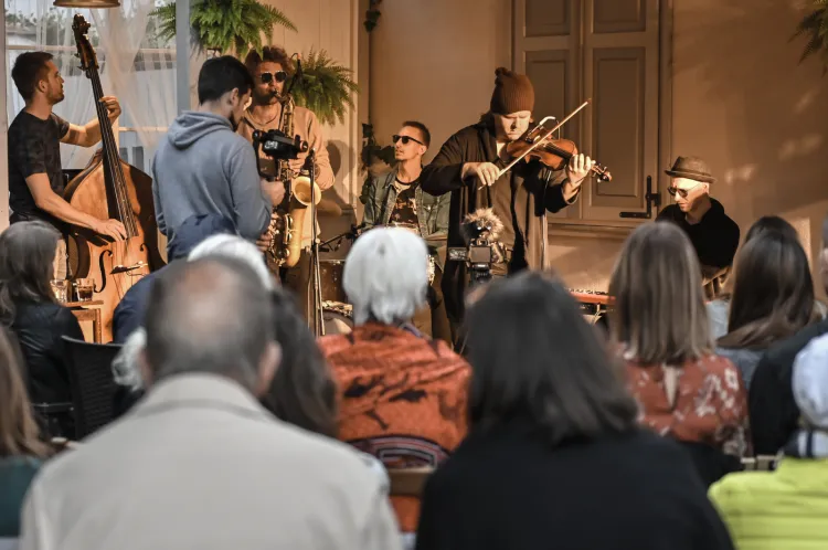Tomasz Chyła Quintet w ogródku Teatru Boto. 
