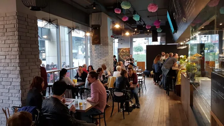 W ramach najbliższego Live Music w Mavericku wystąpi młoda wokalistka i autorka piosenek Mary. Repertuarem rozciąga się od współczesnych globalnych hitów po niszowych artystów z dawnych czasów.