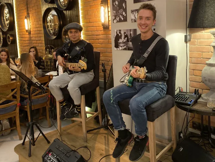 Coraz częściej muzyka na żywo ma stałe miejsce w ofertach restauracji. W Canis Music and Wine koncerty odbywają się codziennie o godz. 19.
