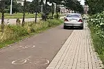 Mieszkańcy narzekają na parkujące na zieleńcu samochody i auta rozjeżdżające drogę dla rowerów.