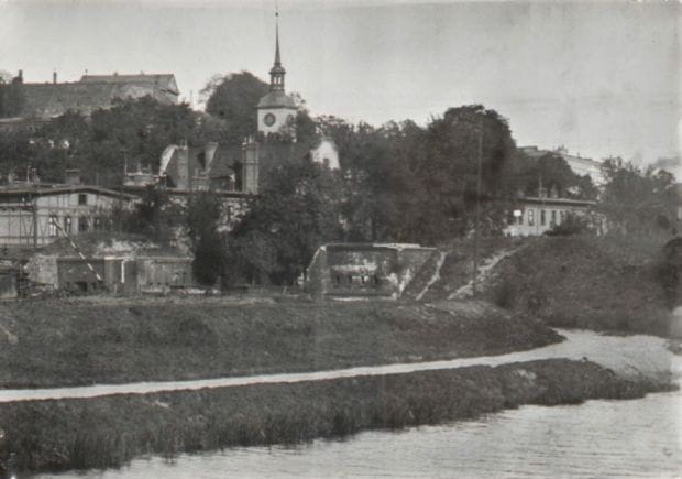 Brama Oruńska, za nią kościół Zbawiciela i po lewej fragment zabudowy szpitala św. Gertrudy.