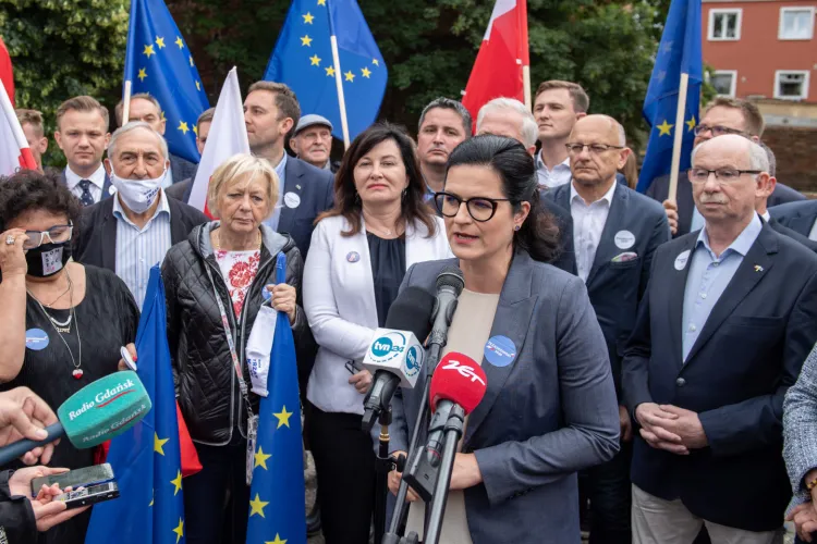 Zwolennicy Rafała Trzaskowskiego podsumowali dziś w centrum Gdańska jego kampanię. Wśród nich byli m.in. politycy związani z KO i Lewicą.