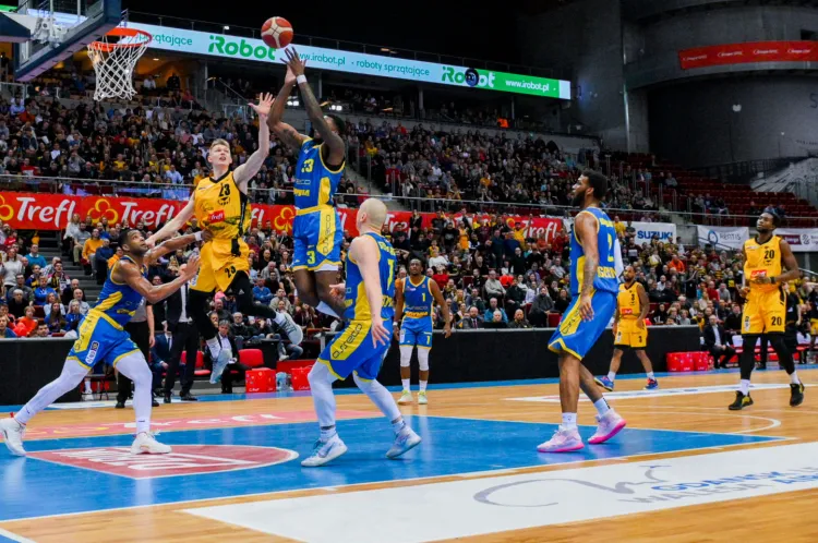 W kolejnym sezonie EBL będziemy oglądać koszykarzy Trefla Sopot (żółto-czarne stroje) i Asseco Arki Gdynia (żółto-niebieskie).